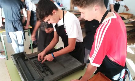 Los alumnos de Primero y Segundo de Bachillerato participan en un taller de impresión tipográfica