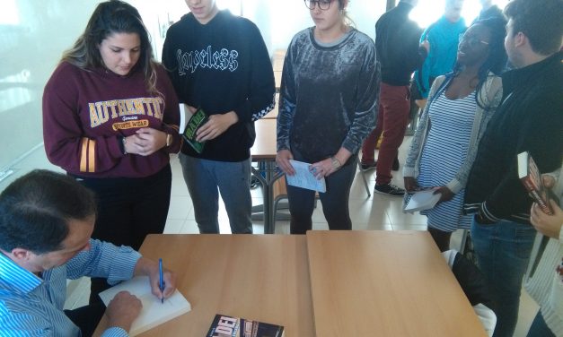 El autor Mariano Gambín ofrece una conferencia a los alumnos de 1º y 2º de Bachillerato sobre su obra
