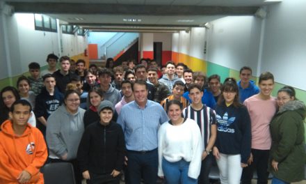 Mariano Gambín pasea con los alumnos de 4º de ESO y Bachillerato por su novela